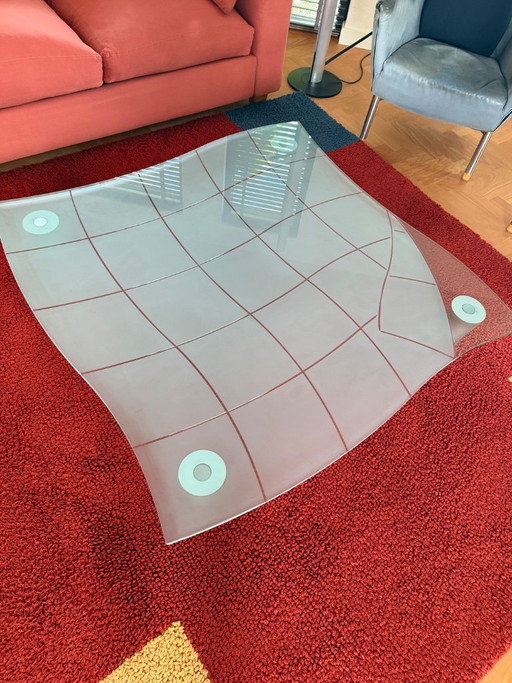 Mesa de centro de cristal con forma orgánica