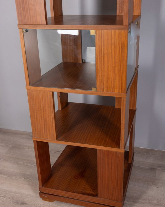 Image 1 of GROTE VINTAGE ITALIAANSE ONTWERP HOUTEN CENTRALE DRAAIBARE BOEKENKAST UIT DE JAREN 60