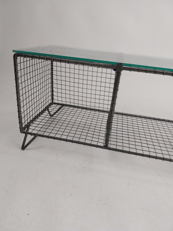 Image 1 of 1 x armoire en fil d'acier avec plateau en verre Années 1980