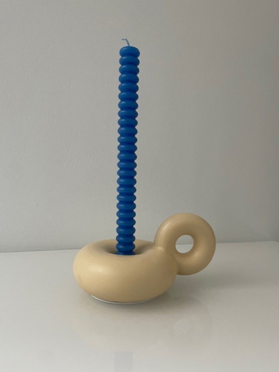 Image 1 of Portacandele a forma di ciambella color crema con manico giocoso – in ceramica