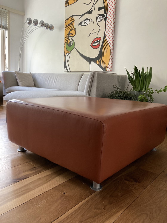 Image 1 of grande poggiapiedi in pelle rosso-marrone 104x104x43(h)