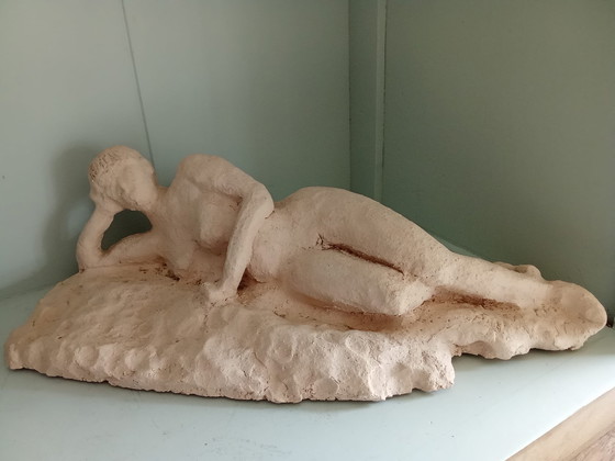 Image 1 of Sculpture femme allongée - signée - 2,9 kg - Terre cuite