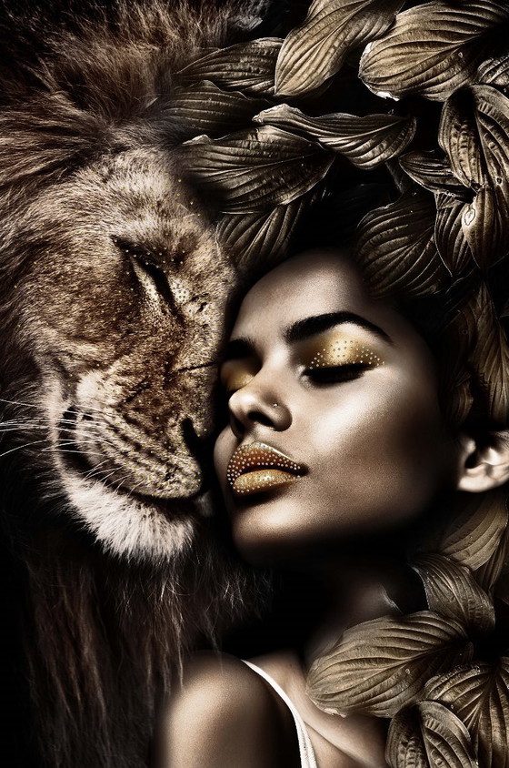 Image 1 of Volto di donna con fiori, farfalle e piume di pavone