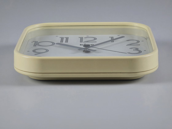 Image 1 of Horloge murale BINO / LORENZ à quartz en plastique beige et blanc des années 1980 - Décoration intérieure moderniste italienne.