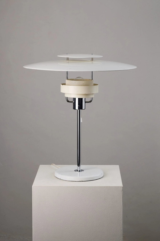 'Aurora' White Lacquered Metal Table Lamp by Olle Anderson for Boréns, Chrome, Mid Century Modern (photo 6 of 10)