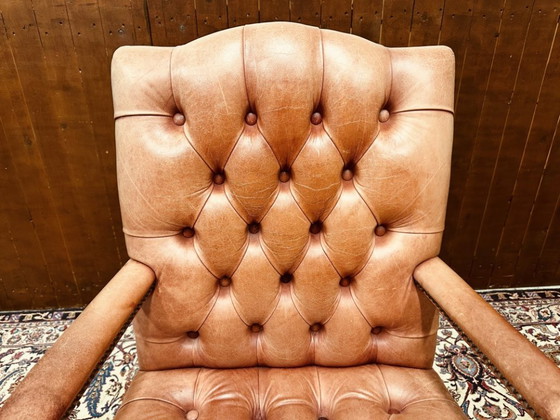 Silla de presidente inglesa color salmón – Sillas de oficina, Leather, Wood (photo 5 of 7)