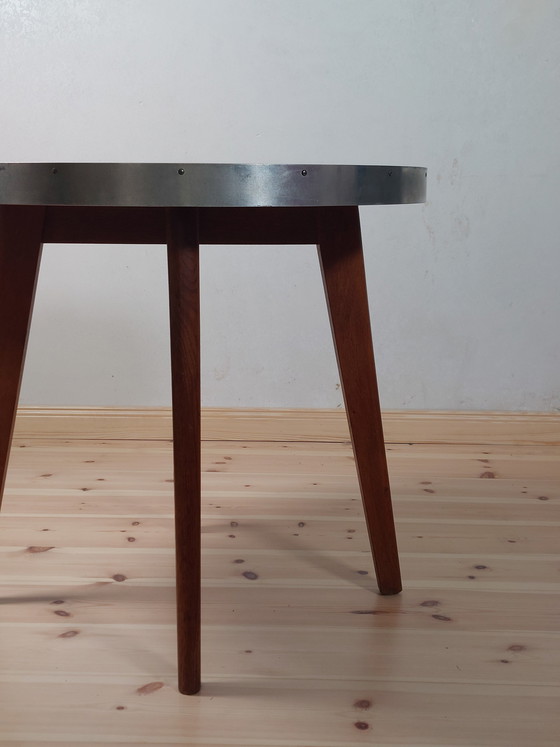 Image 1 of Vintage bijzettafel uit het midden van de vorige eeuw, van hout en metaal.