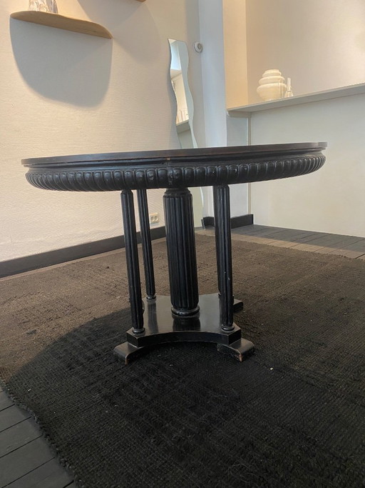 Klassieke zwarte houten tafel 