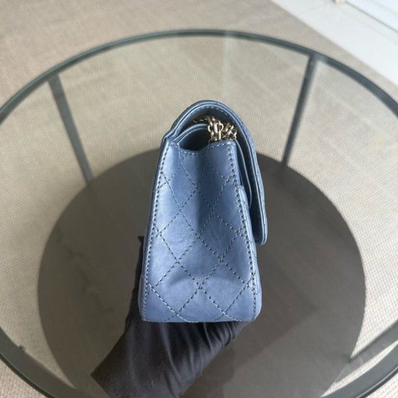 Image 1 of Chanel 2.55 Reissue 225 - 24 cm Caviar trapuntato blu con finiture dorate Serie 23