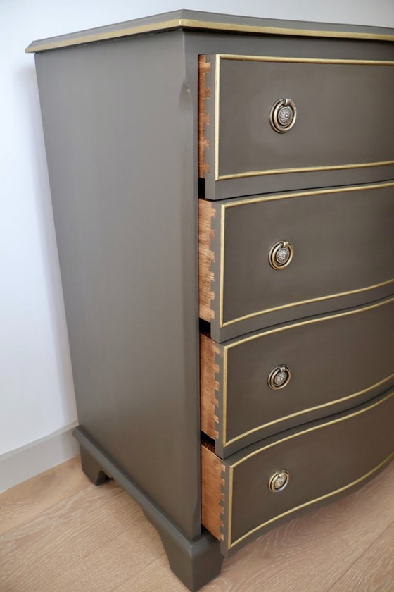 Image 1 of Comò vintage Serpentine con dettagli dorati dipinti a mano