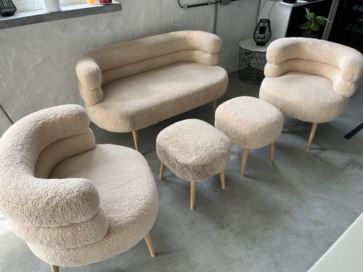 Beige, stoffen, vijfdelig salon met houten poten