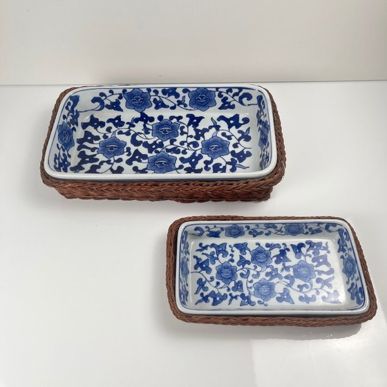 Image 1 of Set of 6 ceramic serving platters in white and blue floral pattern with woven wicker mount, 1970/80