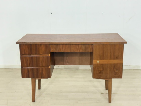 Image 1 of Bureau style années 60 – Noyer vintage