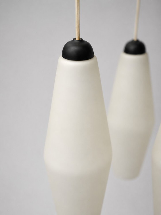 Image 1 of Set di 3 lampade a sospensione vintage – vetro bianco opaco con paralume nero