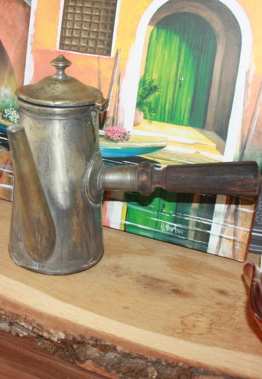Antieke metalen kan/koffiepot met houten handvat – vintage decor
