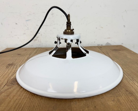 Image 1 of Industriële witte geëmailleerde fabriekshanglamp, jaren 60