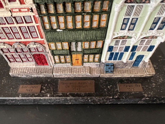 Image 1 of een prachtig miniatuur van de 3 bekendste huizen van Mechelen in de Haverwerf. Het is een uniek stuk.
