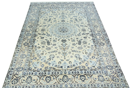 Image 1 of Handgeknoopt Nain 9La oosters tapijt - 291 x 195 cm - Fijne details met zijde in crème en blauw