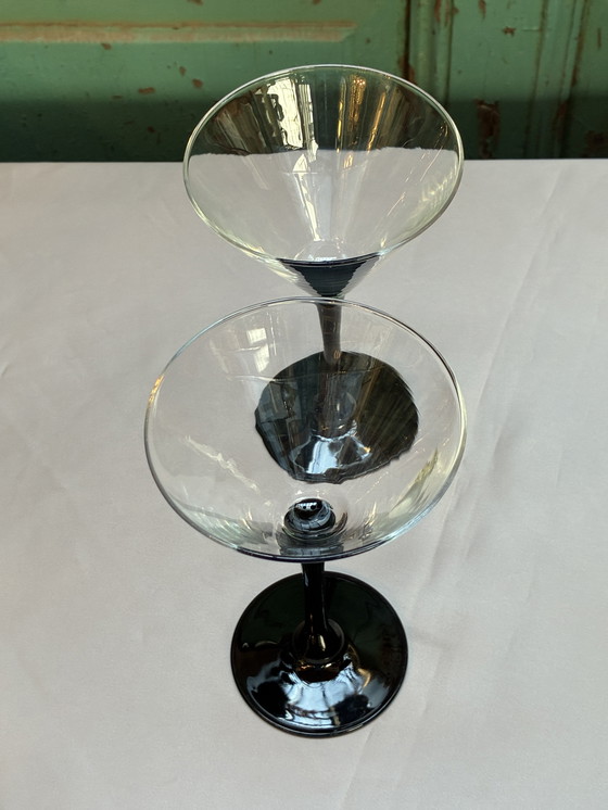 Image 1 of Satz Luminarc Cocktail- oder Martini-Gläser auf schwarzem Sockel