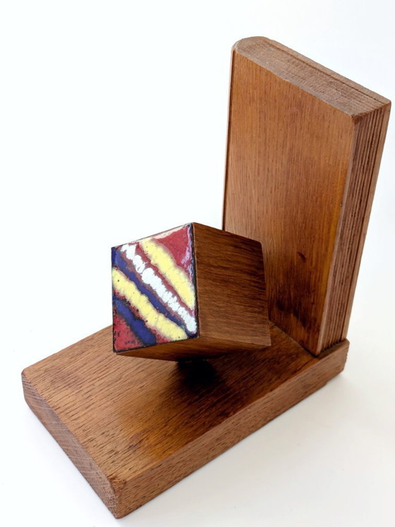 Image 1 of Fermalibri in legno di metà secolo con cubo smaltato, design geometrico modernista, anni '60