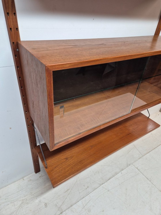 Image 1 of Teakholz-Regalsystem mit Glasschrank, gekennzeichnet mit „Made in Denmark, 1960“