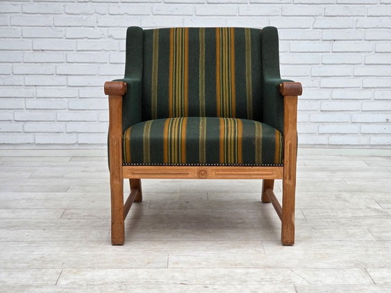 Image 1 of Fauteuil danois des années 1970, en laine verte, avec revêtement en chêne massif.