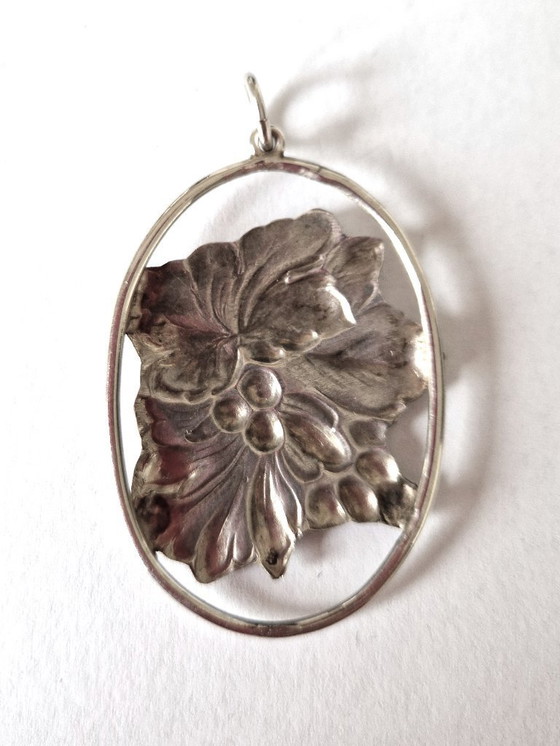 Image 1 of Großer dänischer Anhänger mit Trauben und Blättern von Hugo Grün