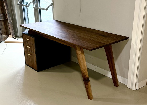 Image 1 of Bureau en noyer massif