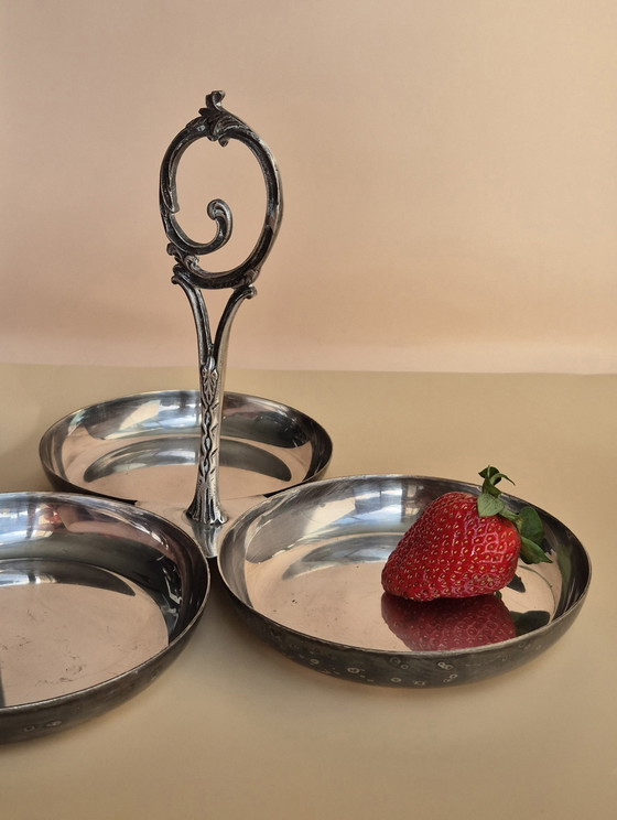 Image 1 of Versilbertes Jugendstil-Tablett mit drei Schalen, gekennzeichnet mit R*M 15. Versilbertes Jugendstil-Tablett mit drei Schalen – 