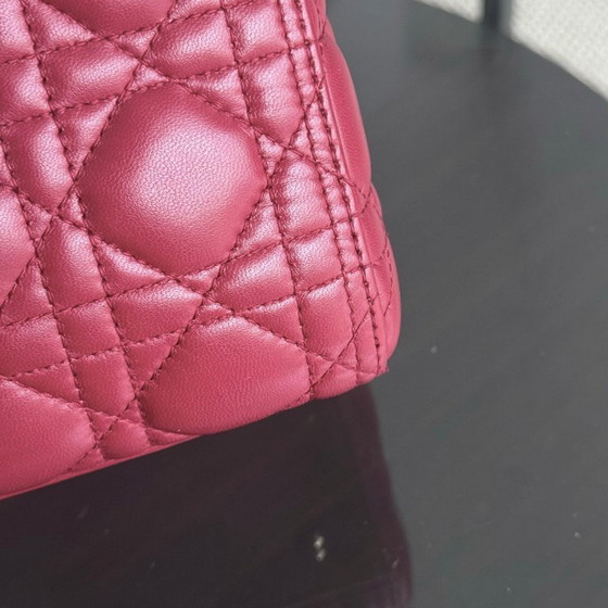 Image 1 of DIOR LADY MEDIUM - PELLE DI AGNELLO CANNAGE BORDEAUX ROSSO SCURO, DETTAGLI ORO, CINTURINO REGOLABILE