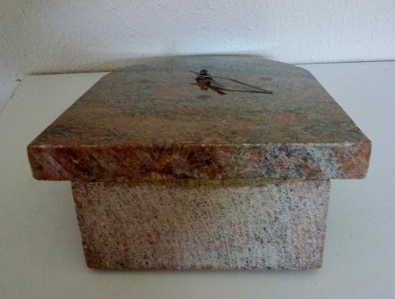 Image 1 of Tischuhr „Kienzle“ aus Granit, minimalistisches Design mit geschwungener Oberkante