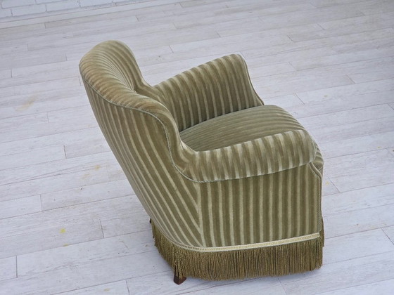 Image 1 of Dänischer Sessel aus den 1960er Jahren, originaler gestreifter Möbelveloursbezug, Beine aus Buchenholz.
