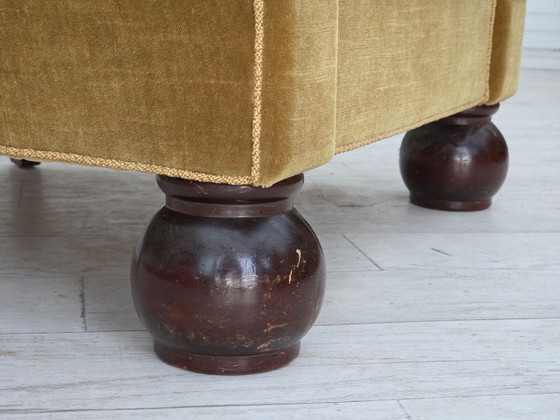 Image 1 of Poltrona relax danese, anni '60, rivestimento in velluto verde chiaro, gambe in legno di quercia.