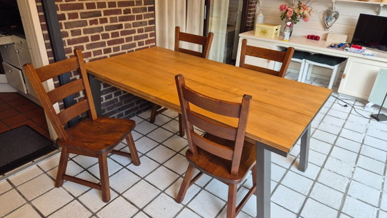 Image 1 of Set van 4 vintage Nederlandse brutalistische massief eikenhouten eetkamerstoelen – Nederlands vakmanschap