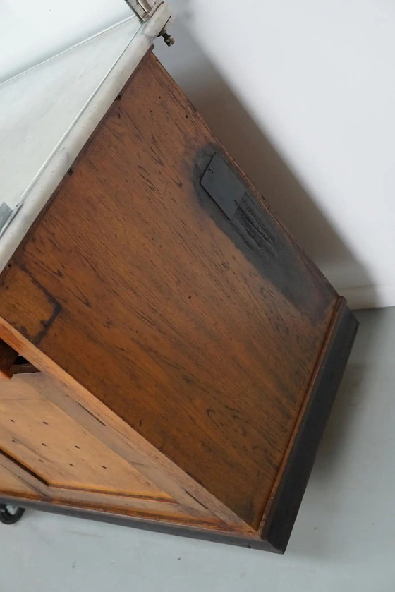 Image 1 of Gran mostrador antiguo Art Déco de chocolate alemán de roble y mármol, década de 1920