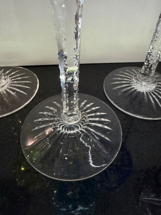 Image 1 of Exquisite set van 5 handgesneden kristallen wijnglazen – amethist, kobalt, aquamarijn, reseda en smaragd.