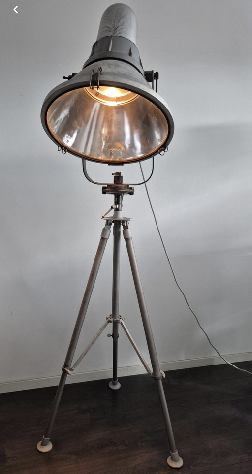 Industriële lamp op statief