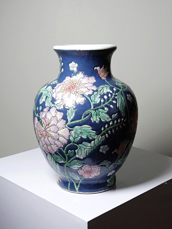 Image 1 of Grote, balustervormige vaas van Chinees porselein met vintage bloemversiering uit de jaren 70-80.