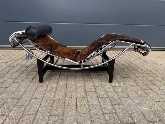 Image 1 of Cassina LC4 Le Corbusier d'origine, cuir de vachette, neuf dans sa boîte