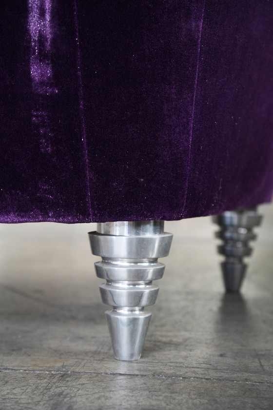 Image 1 of Sofá de tres plazas de terciopelo morado: glamour moderno y comodidad de lujo.