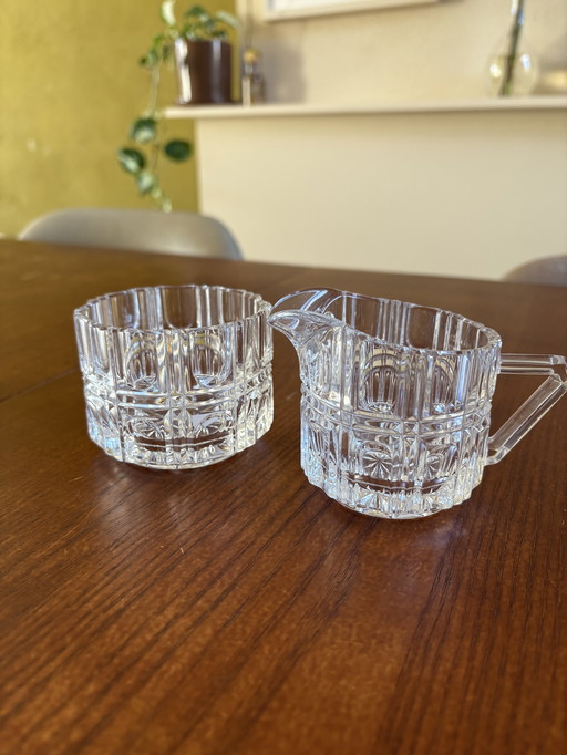 Kristallkrug und Glas