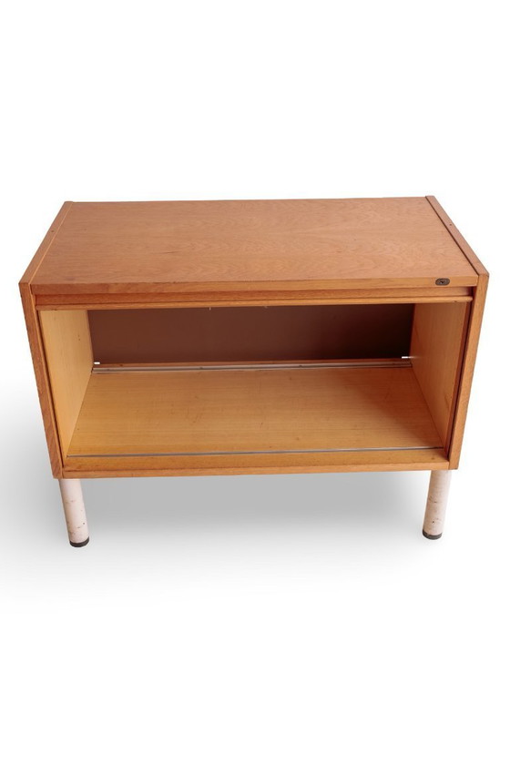 Image 1 of Mobiletto vintage con anta a rullo e base in acciaio bianco