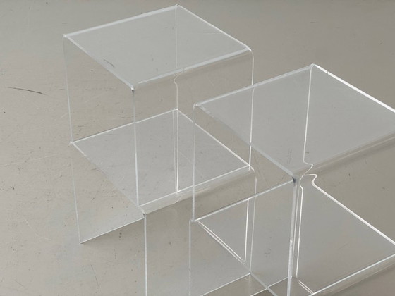 Image 1 of Set di 2 tavolini laterali/impilabili in plexiglass in stile Space Age, anni '70