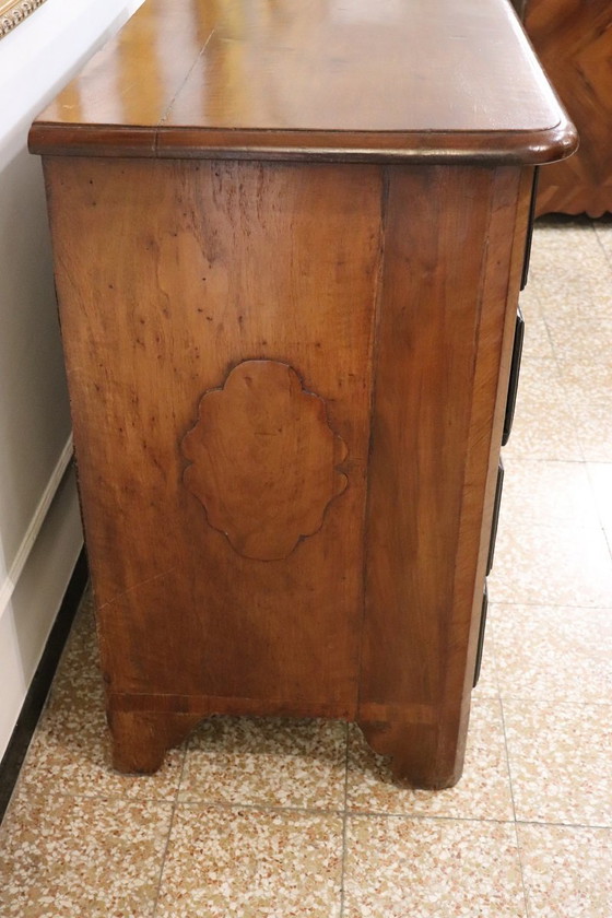 Image 1 of Cómoda antigua de nogal, restaurada, Italia, siglo XVII