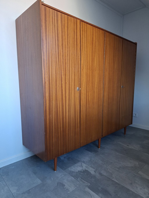 armoire en teck du milieu du siècle