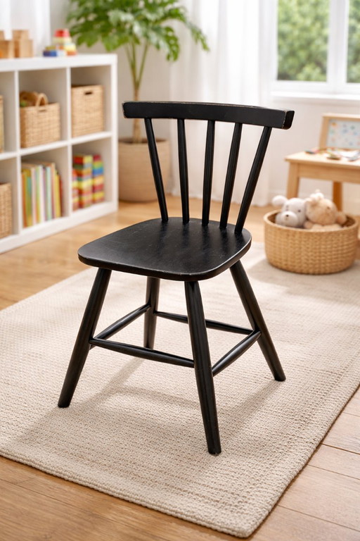 Sgabello in legno nero IKEA, design scandinavo