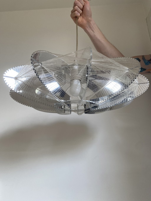 Lampada a sospensione geometrica in nylon stile anni '50 e '60 con design futuristico e corda di nylon.