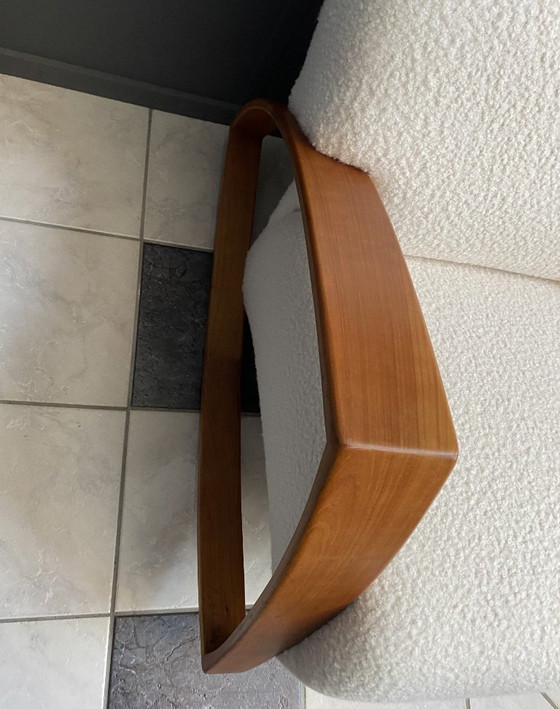 Image 1 of Deux grands fauteuils à bascule très confortables, retapissés en bouclette blanche.