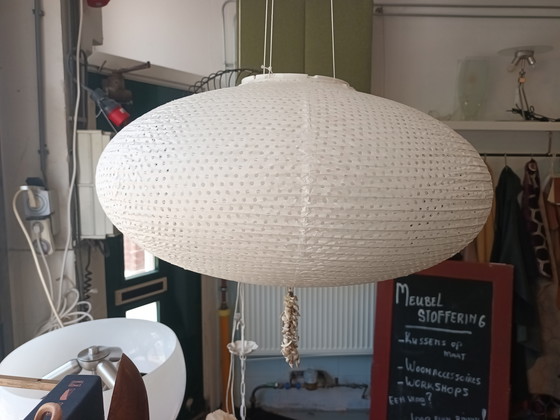 Image 1 of Lampe suspendue en papier de riz.  En bon état. Deux pièces. Le prix est par pièce.