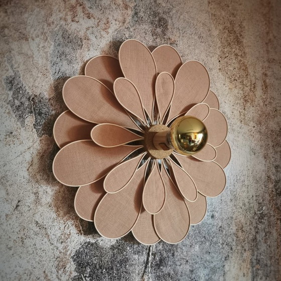 Image 1 of Wall-mounted flower, Marguerite model, 24 petals in rattan and linen (customizable shade)